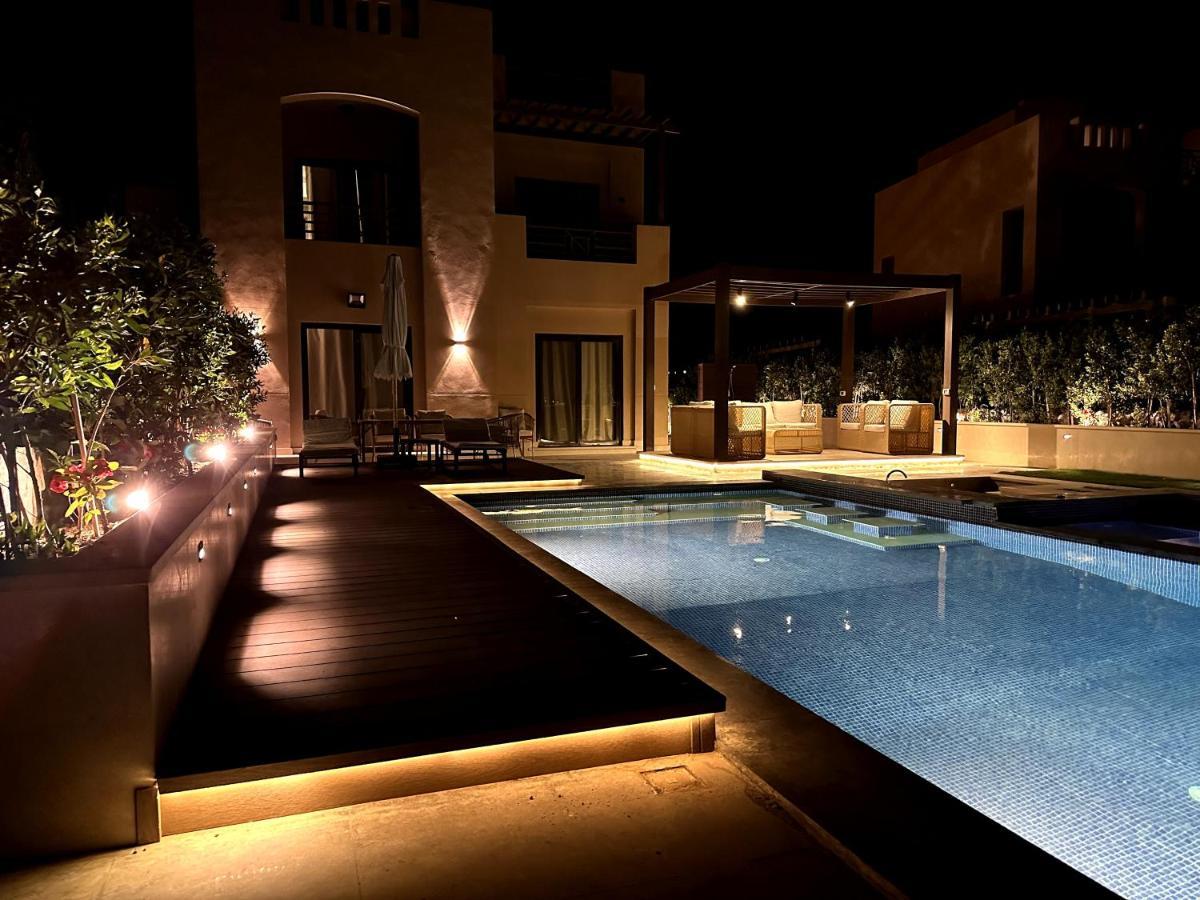 Luxurious With Infinity Private Pool & Jacuzzi Over Sabina Island's Lagoon Villa
